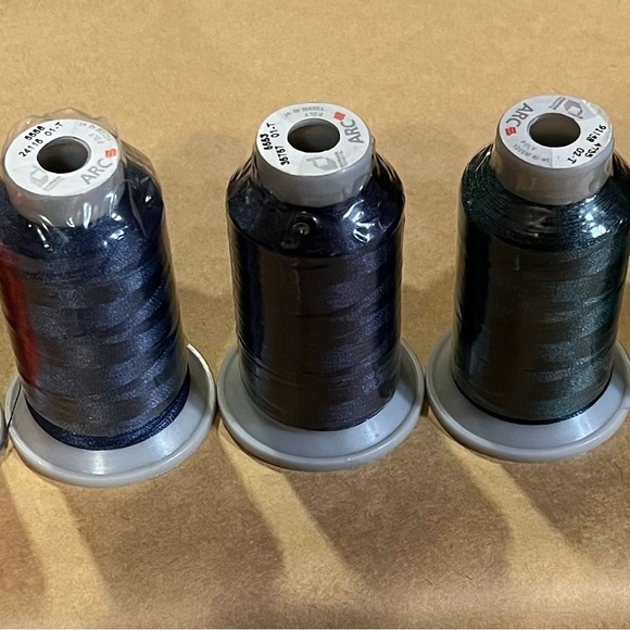 Embroidery thread: 29 new: 21 1000m, 5 300m, 3 200m. 23 opened/used. - Picture 4 of 7